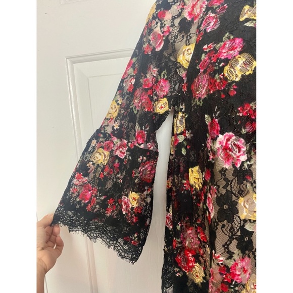Off Shoulder Lace Floral Blouse - Picture 3 of 4